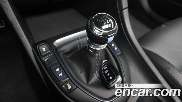Hyundai Veloster 2023 — photo 12