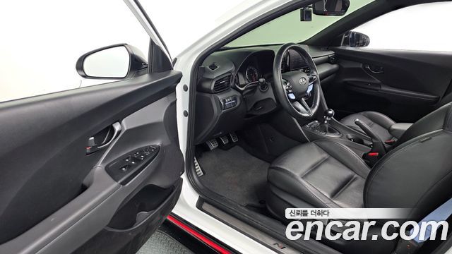 Hyundai Veloster 2023 — photo 18