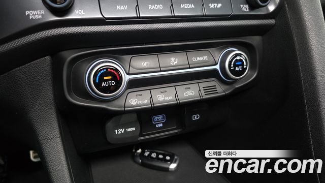 Hyundai Veloster 2023 — photo 22