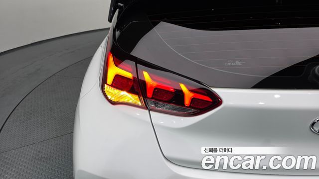 Hyundai Veloster 2023 — photo 9