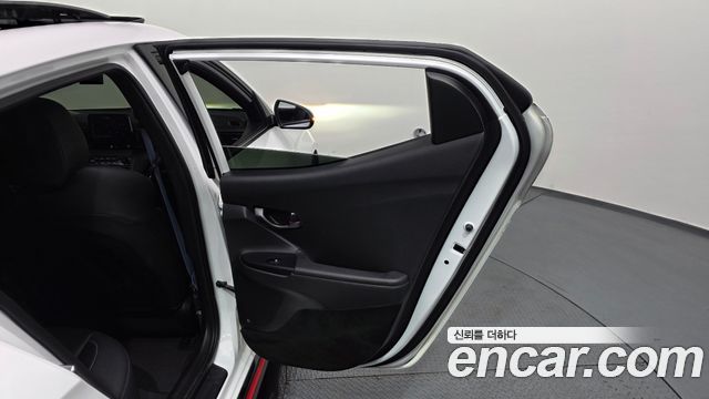 Hyundai Veloster 2023 — photo 15