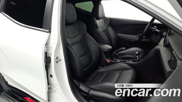 Hyundai Veloster 2023 — photo 16
