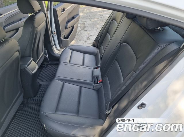 Hyundai AVANTE 2018 — photo 14