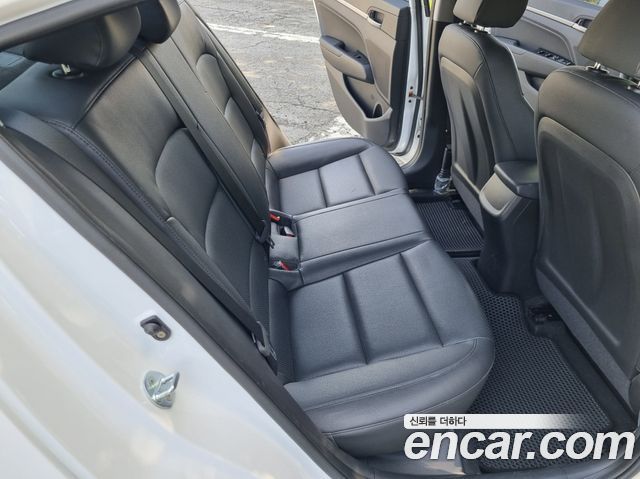 Hyundai AVANTE 2018 — photo 15