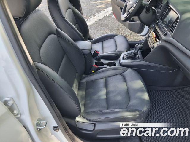 Hyundai AVANTE 2018 — photo 16