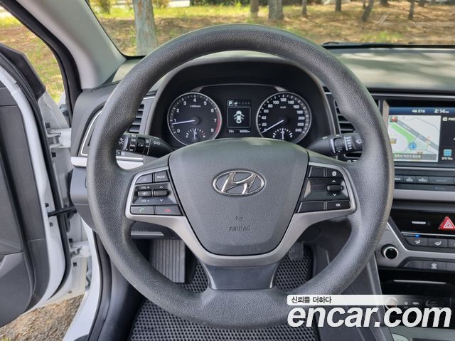 Hyundai AVANTE 2018 — photo 17
