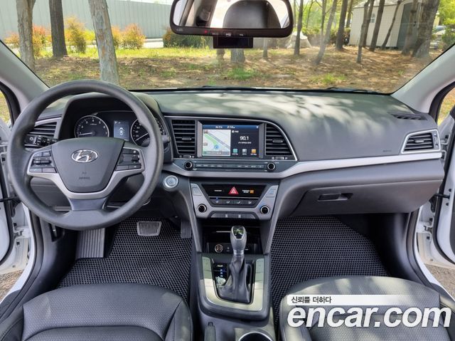 Hyundai AVANTE 2018 — photo 19
