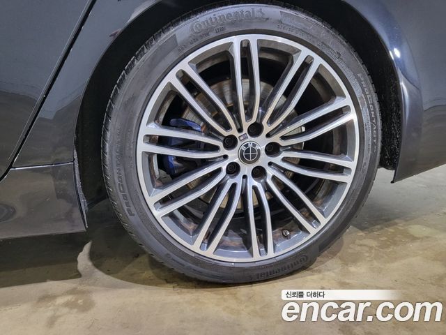 BMW 5-Series 2019 — photo 20