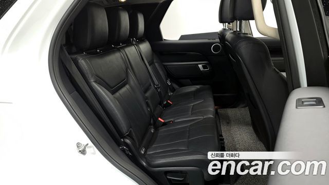 Land Rover Discovery 2019 — photo 12