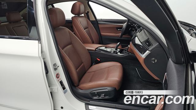 BMW 5-Series 2016 — photo 11