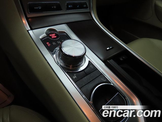 Jaguar XF 2014 — photo 11
