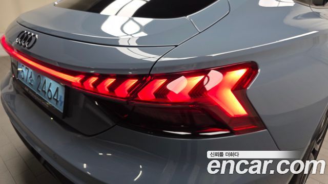 Audi e-tron GT 2022 — photo 9