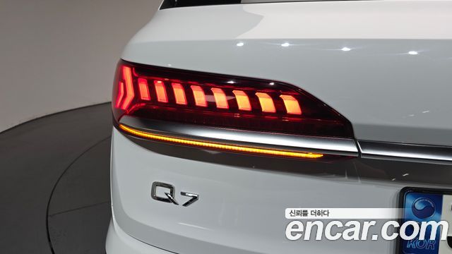 Audi Q7 2021 — photo 9