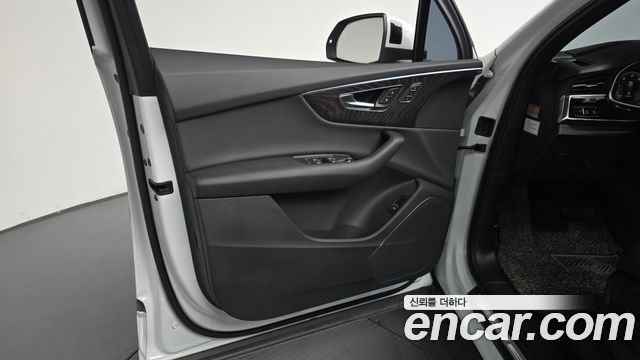 Audi Q7 2021 — photo 27