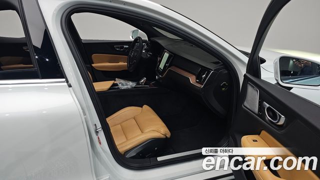 Volvo S60 2023 — photo 16