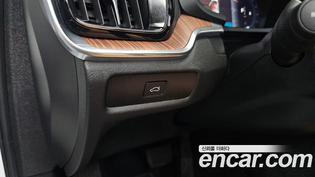 Volvo S60 2023 — photo 31