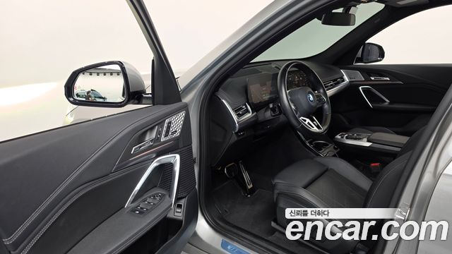 BMW iX1 2023 — photo 13