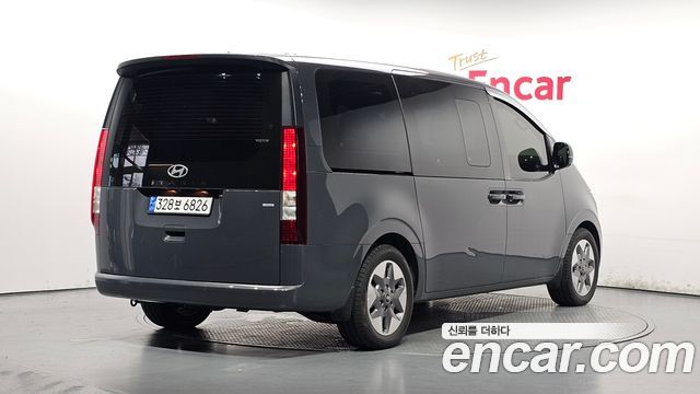Hyundai Staria 2025 — photo 2