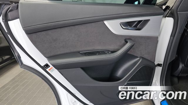 Audi Q8 2023 — photo 15