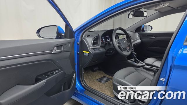 Hyundai AVANTE 2018 — photo 13
