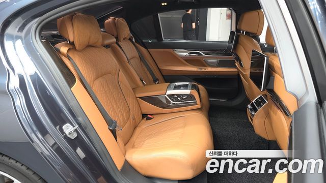 BMW 7-Series 2020 — photo 17