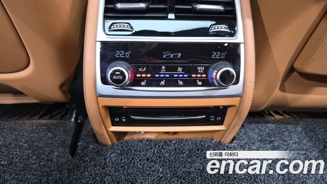 BMW 7-Series 2020 — photo 31