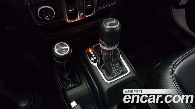 Jeep Wrangler 2021 — photo 12