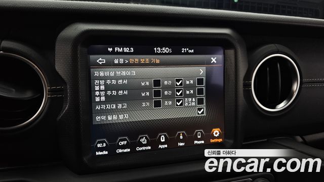 Jeep Wrangler 2021 — photo 22