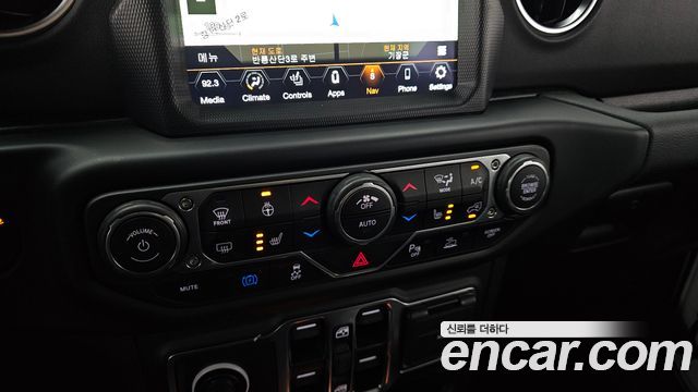 Jeep Wrangler 2021 — photo 23
