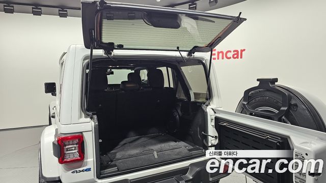 Jeep Wrangler 2021 — photo 32