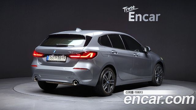 BMW 1-Series 2022 — photo 2