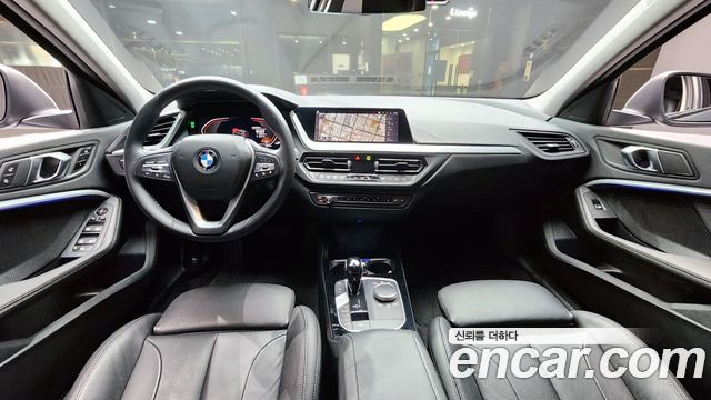 BMW 1-Series 2022 — photo 10