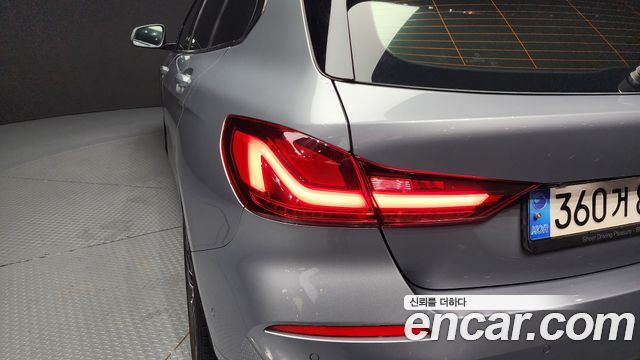 BMW 1-Series 2022 — photo 9