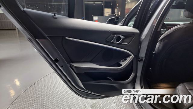 BMW 1-Series 2022 — photo 15