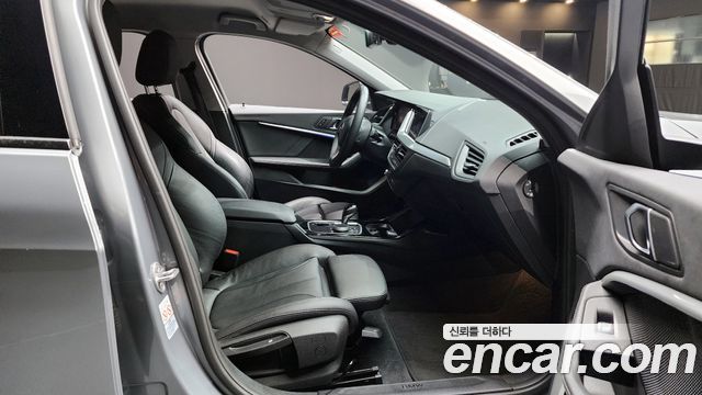 BMW 1-Series 2022 — photo 16
