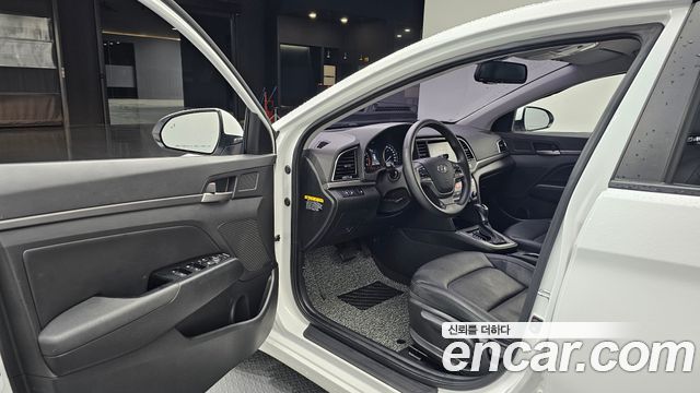 Hyundai AVANTE 2018 — photo 13