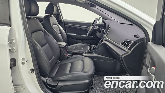 Hyundai AVANTE 2018 — photo 17