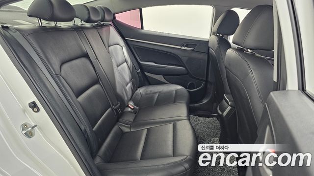Hyundai AVANTE 2018 — photo 18