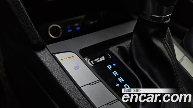 Hyundai AVANTE 2018 — photo 24