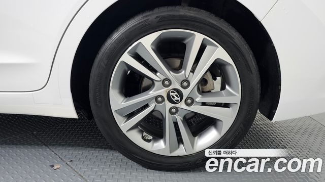 Hyundai AVANTE 2018 — photo 7