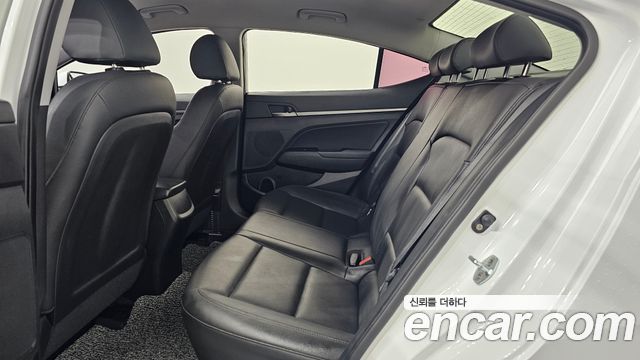 Hyundai AVANTE 2018 — photo 16