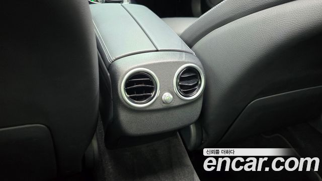 Mercedes-Benz C-Class 2018 — photo 29