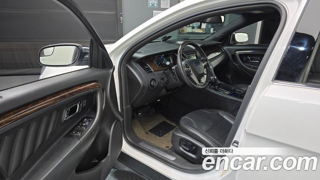 Ford Taurus 2015 — photo 10