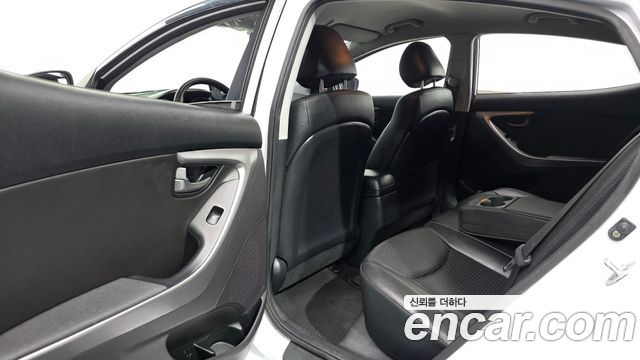 Hyundai AVANTE 2016 — photo 11