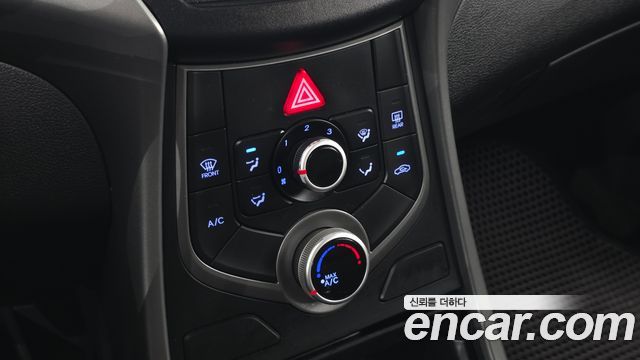 Hyundai AVANTE 2016 — photo 17