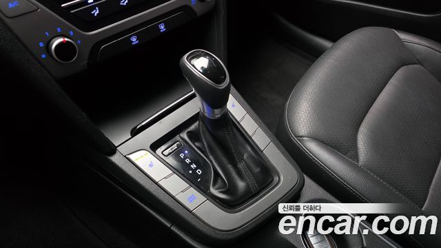 Hyundai AVANTE 2017 — photo 9