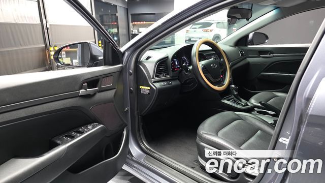 Hyundai AVANTE 2017 — photo 10