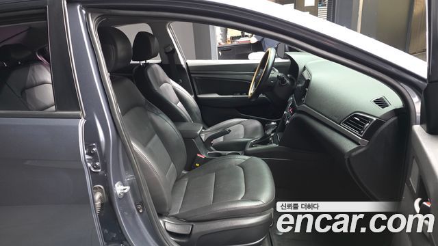 Hyundai AVANTE 2017 — photo 11