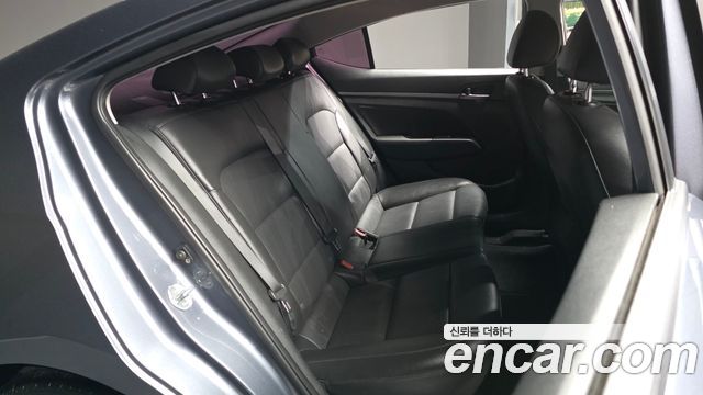 Hyundai AVANTE 2017 — photo 12