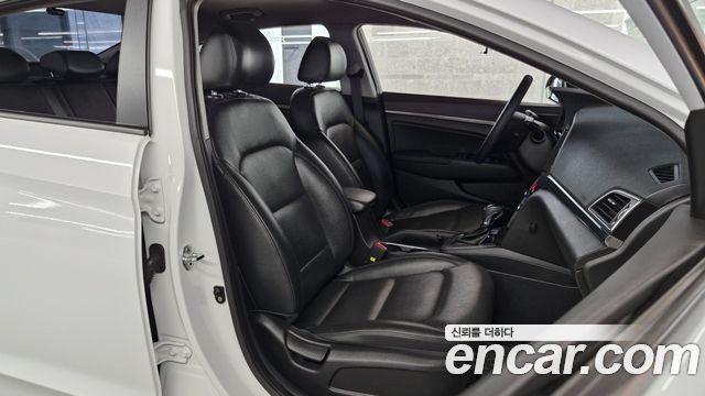 Hyundai AVANTE 2018 — photo 11